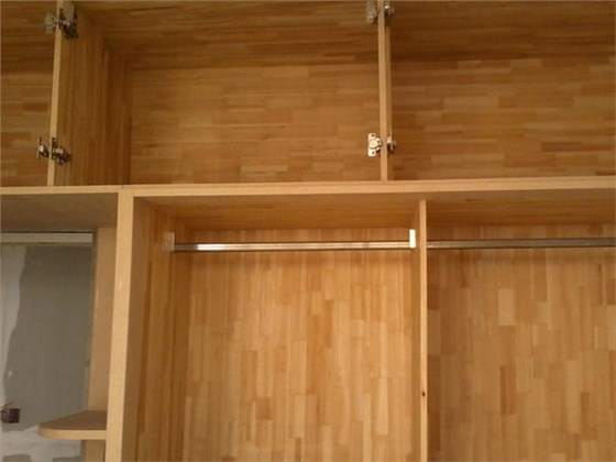 木工安装柜子